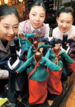 한복 입은 칠레산 와인