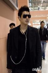 김현중, '장난스런 키스' 日 팬들과 첫만남 "폭풍환영"