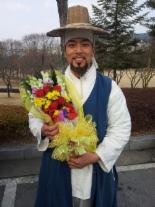 윤희석 졸업인증샷, “감독님이 꽃다발도 선사하는 예쁜 ‘해품달’”
