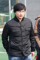 '반지의 제왕' 안정환, 박지성 자선축구대회 코치로 변신