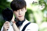 이종석, 손거울 보며 외모 관리..새초롬한 표정 ‘귀요미’