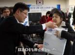 삼성전자, 서울맹학교에 스마트폰·액세서리 기부
