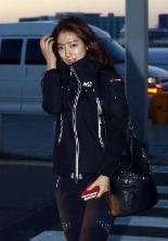 인천공항에 등장한 ‘올블랙’ 박신혜