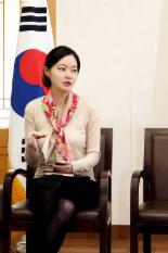 아프간 파견근무 자원 여성 외교관 유명진씨 "우리국민 보호 임무엔 지역불문"