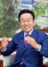 [지방자치20년]한국형 성공모델 만들자 <김관용 경북지사>