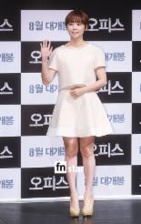 [포토] 손 인사하는 배우 이채은