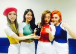 [fn★SNS] 마마무, 데뷔 첫 1위 자축...트로피 들고 ‘감격’