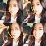 [fn★SNS] 설현, 젤리 먹방 사진 공개 ‘이렇게 귀여워도 돼?’