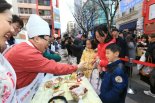 중국인 관광객 8천명, 이번엔 한강서 '삼계탕' 파티