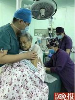 수술 중 겁에 질린 102세 노인 한 품에 안은 의사.. 감동