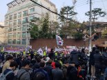 [박 前대통령 소환조사] 자택 앞 모인 지지자들 "억울하다"