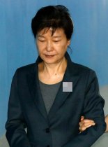 박근혜 '발가락 통증' 재판 불출석…삼성 증언 거부 "문제 없어"