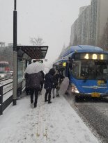 올 겨울 첫 대설주의보.. 항공편 결항·교통 통제로 시민 큰 불편