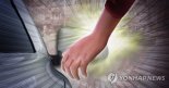 운행 중인 차량에 '손목치기', 보험금 타낸 '죽마고우' 