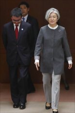 고노 다로 일본 외무상과 입장하는 강경화 외교부 장관
