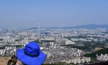 구름 한점 없는 서울하늘 바라보는 시민