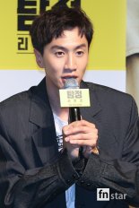 ‘탐정2’ 이광수의 자신감 “극 중 장발, 브래트 피트 따라한 것”