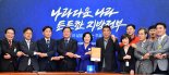 추대표에 정책제안서 전달하는 소상공인연합회원들