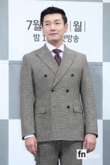 ‘라이프’ 조승우 “이동욱? 안정적인 배우, 다만 키가 커서 목 아파”
