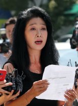 '여배우 스캔들', 김부선 경찰 출석 "인간 이재명 법정에 세울 것"