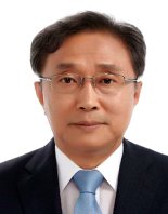 文대통령, 새 헌재소장에 '우리법연구회 출신' 유남석 재판관 지명