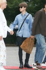 [포토] 방탄소년단 지민, ‘청셔츠에 블랙진으로 스타일 완성’