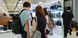 '장관·아이돌 득템' 모어댄 가방, 제주공항 면세점서 큰 인기 