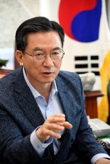 [직격인터뷰]정성호 국회기재위원장 "대규모 SOC로 확대...기업 유동자금 이끌 해법"