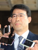 법원, '사법농단' 현직판사 재판서 "공소장 일본주의 위배"