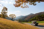 [Golf is Life] 알록달록 농익은 단풍 속 가을 햇살을 가르는 스윙