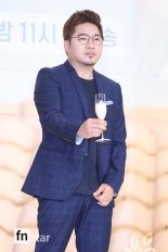 [포토] 김조한, ‘상남자가 권하는 술맛은’