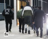 [포토] 위켄드(The Weeknd), ‘경호원들의 철통 보호 받으며’