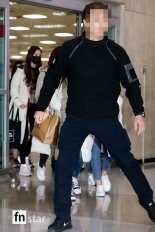 [포토] 아이즈원, ‘듬직한 경호원의 철통 보호 받으며’