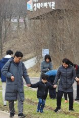 [포토뉴스] 안양천변 청보리 밟기