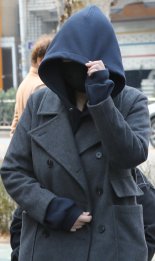 버닝썬 마약 의혹 '애나' 경찰 재소환…'묵묵부답' 조사실로