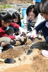김정숙 여사, 초등생들과 '우리꽃나무 심기' 행사