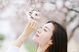 돌아온 벚꽃 시즌, 인생샷 찍으려면 '시선, 소품, 포즈' 3박자 익혀야 