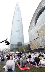 롯데百 "1200명 요가인 한자리에"