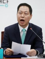 '교도소 독방거래' 김상채 변호사, 1심 징역 10월