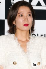 [포토] 전혜진, ‘단발에 어울리는 빨간 입술’