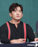 "여성에게 강제 입맞춤" 신화 이민우, 경찰 조사 중