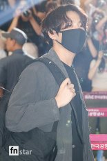 [포토] BTS, ‘개량한복입고 일본 스타디움 콘서트로 향하는 정국’ 