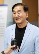 '고문에 허위자백' 이재오, 재심서 45년만에 '무죄'