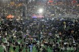 '시위 과잉진압 논란' 홍콩 경찰, 60대 용의자 무차별 폭행