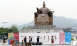 세종대왕상에 화염병 투척 50대.."빚보증 하소연하고 싶어"(종합)