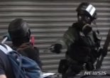 홍콩 경찰, 시위대에 실탄 발사…10대 남학생 총상입고 쓰러져