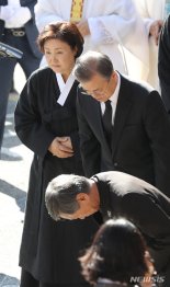 [속보] 文대통령, 모친상 마치고 청와대 '복귀'