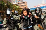'최후 보루' 뚫린 홍콩 이공대..경찰 대치 시위대 결사항전