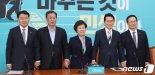 선거법 부의에 한국당 "야만의 정치"…요동치는 패스트트랙 정국