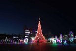인천 동인천역 북광장에 초대형 크리스마스 트리 설치
